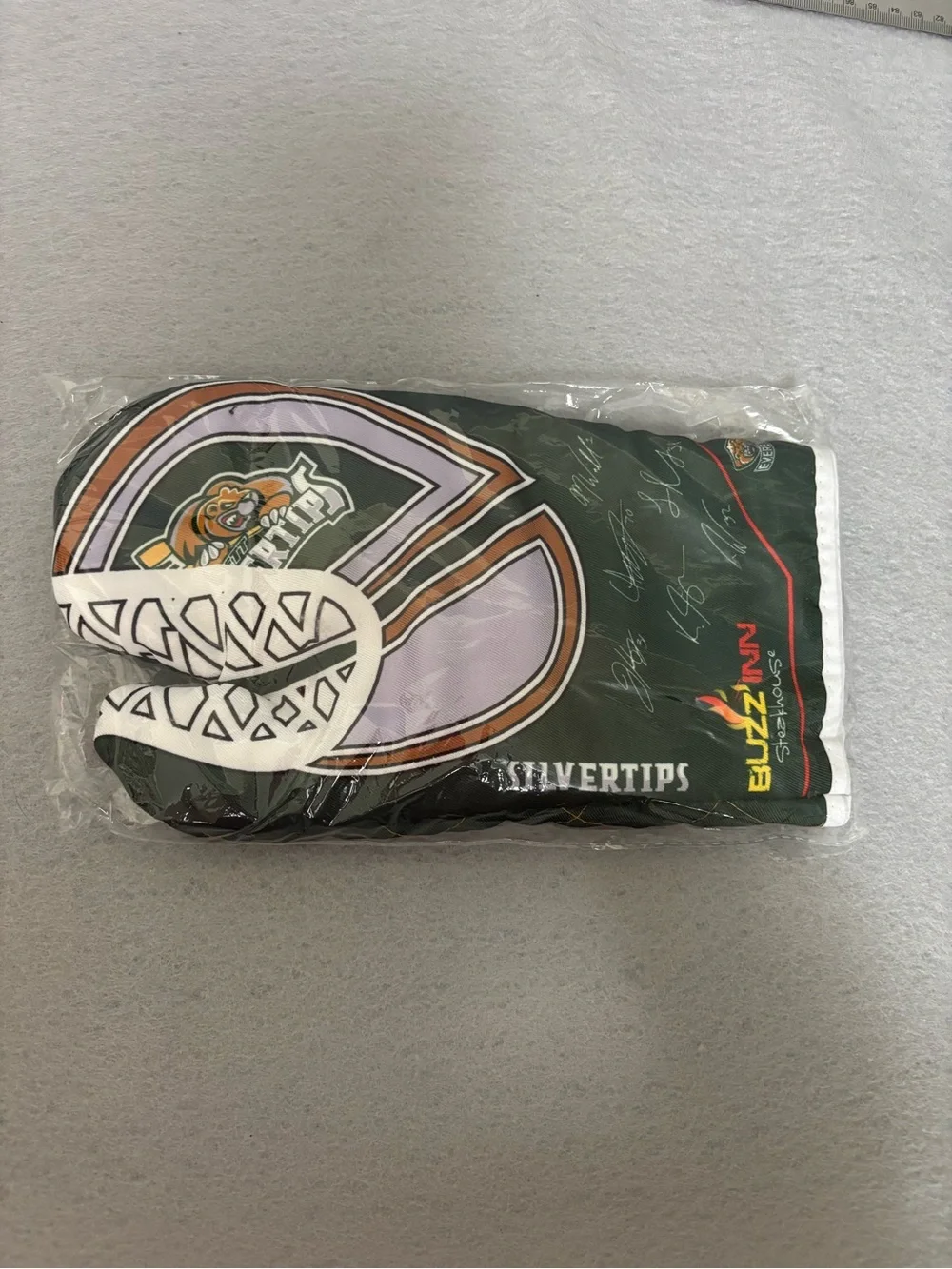 Everett Silvertips WHL Minor Hockey Goalie Oven Mitt Facsimile Autographs NEW!